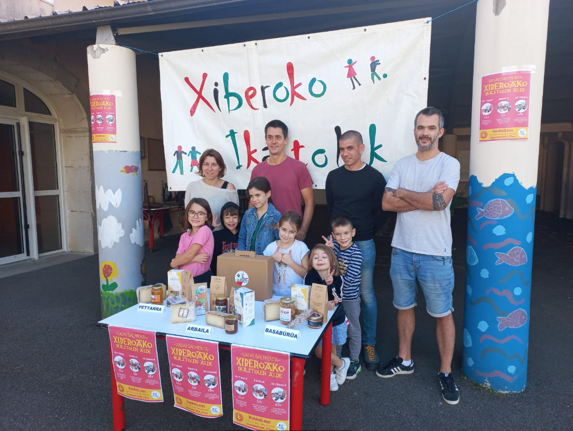 Xiberoko ikastolen aldeko saskiak salgai daude