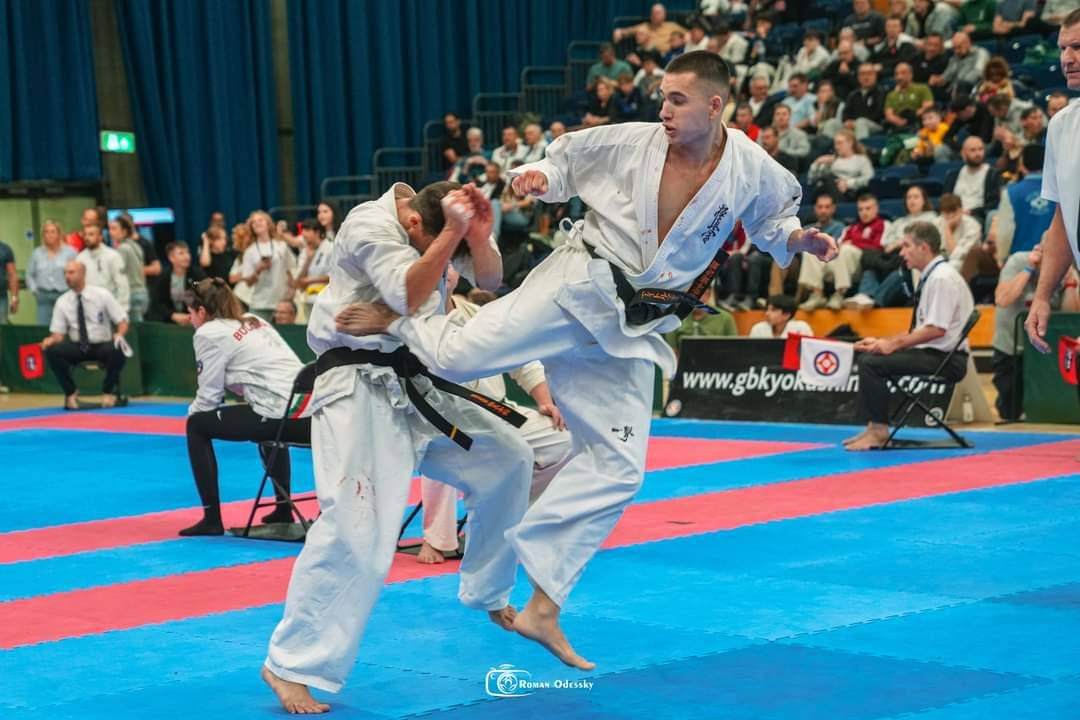 Aitor Madinabeitia karateka: "Kolpe asko emateagatik nabarmentzen naiz"