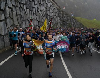 Aldapan gora ere bikain moldatu dira antzuolarrak