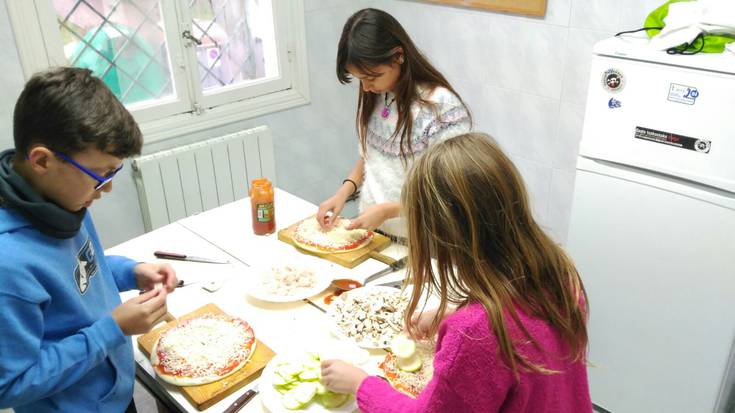 Kaleko hotzari pizza prestatzen erantzun diote Musakolako ludoteka ibiltarian