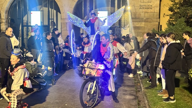 Ikusmina piztu du Zirkun zirko kalejirak gaztetxoenen artean