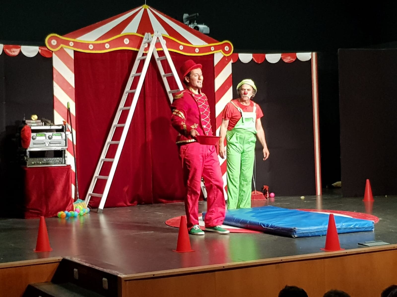 'Burutik jota', Trokolo teatro taldearen zirku emanaldi zoroa