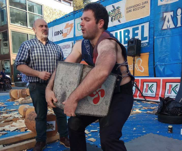 Urrezko binakako harri-jasotze txapelketa jokatzen ari da Imanol Albisu 'Goikoetxe'