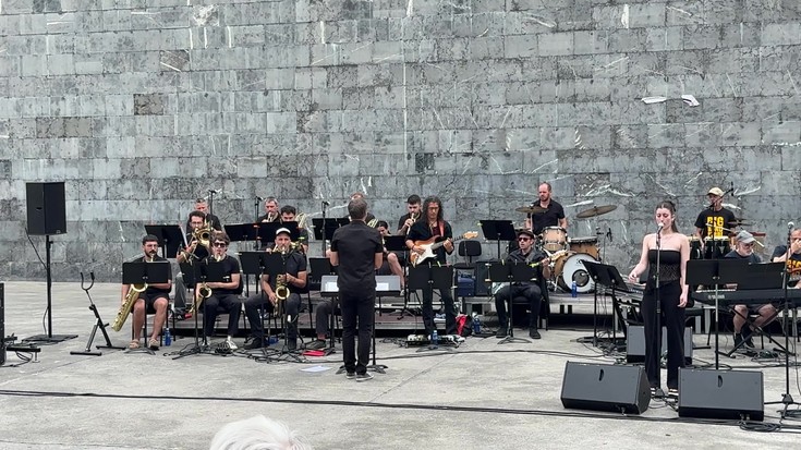 Big Band Egunarekin gozatzen ari dira arrasatearrak