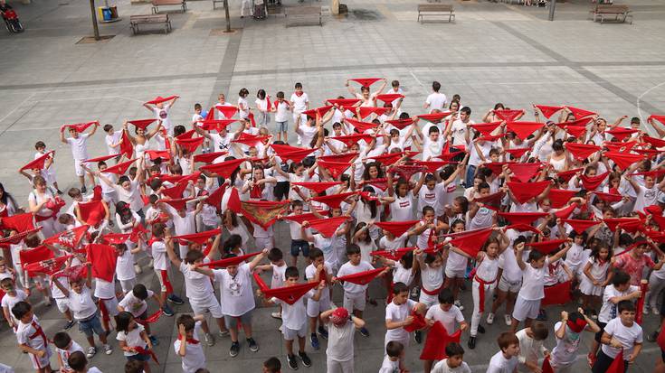 "Gora San Fermin! Gora udalekuak!" oihukatu dute neska-mutikoek