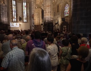 'San Juan' kantua, herritarrez betetako parrokian