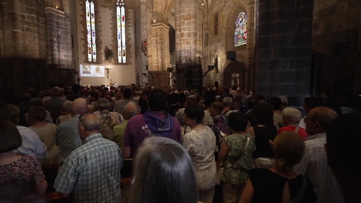 'San Juan' kantua, herritarrez betetako parrokian