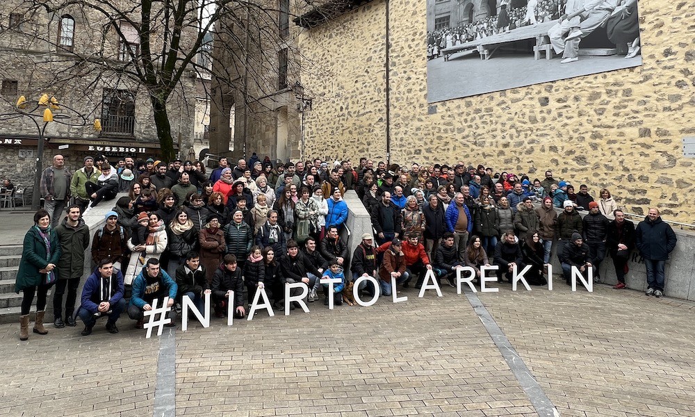 Gorka Artolari eta bere taldeari babesa helarazteko argazkia atera dute