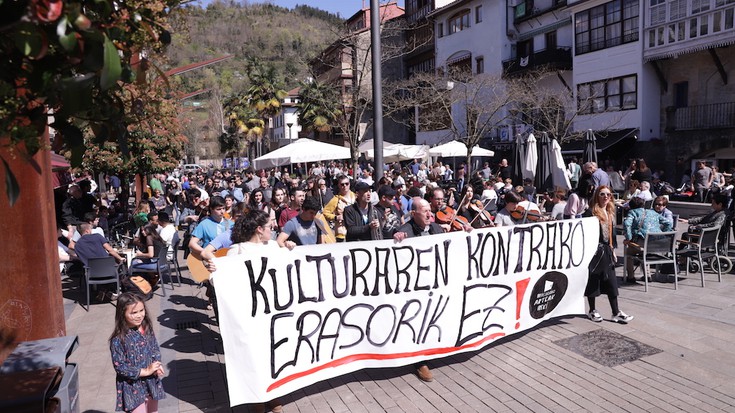 "Kulturaren kontrako erasorik ez" kantuan egin dute protesta Bergaran