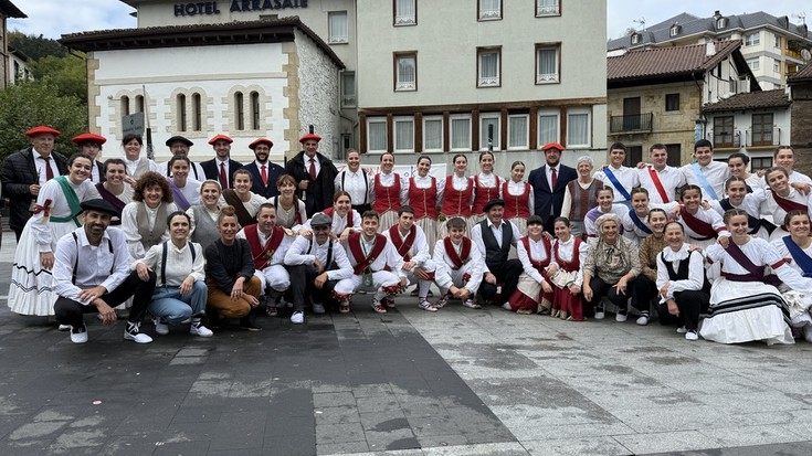 Lore Gazteak eta Martzillako talderen dantza ikuskizuna argazkitan