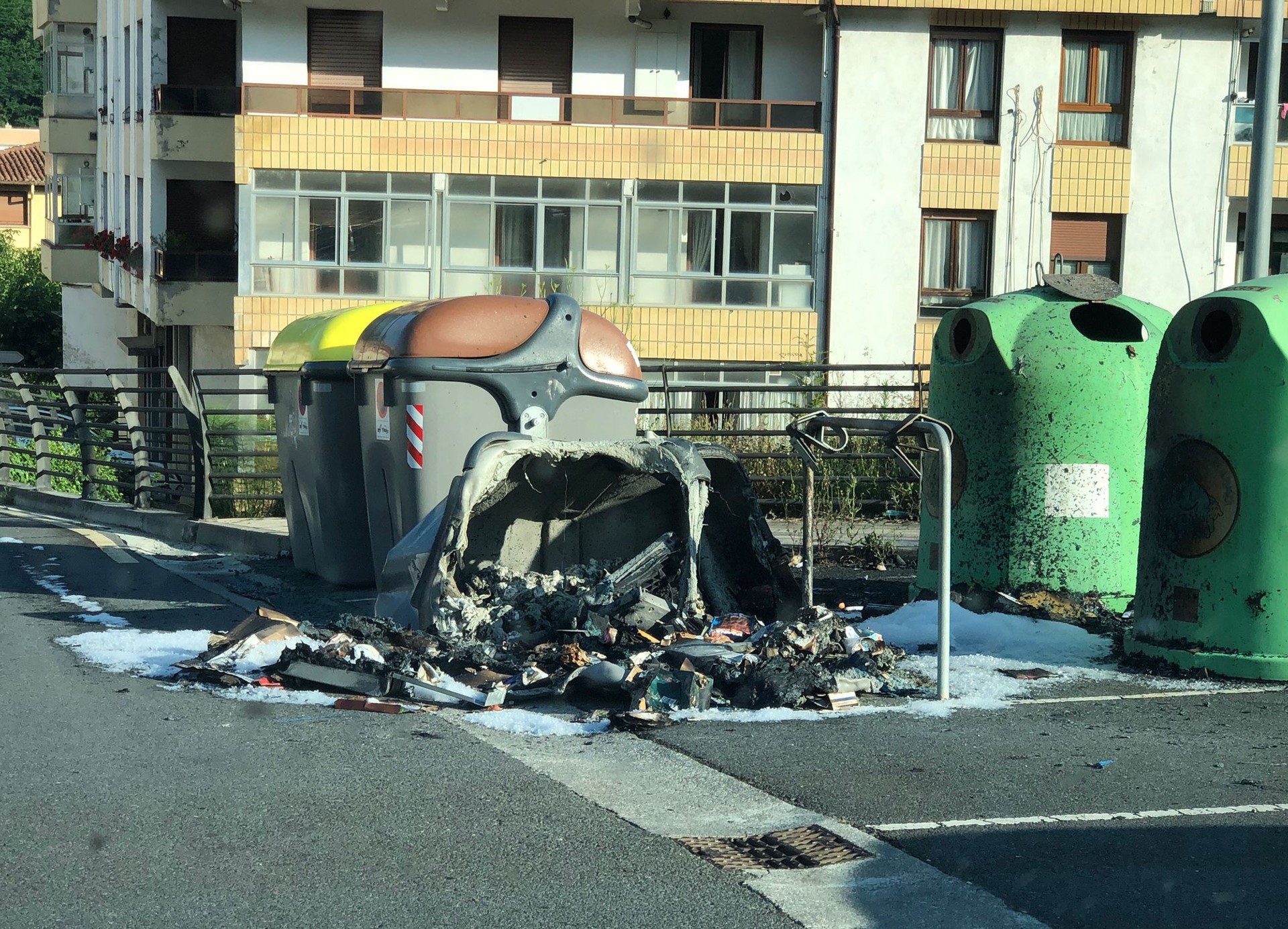 Edukiontziak erre dituzte goizaldean herriko bi gunetan, eta kalteak eragin auto bati