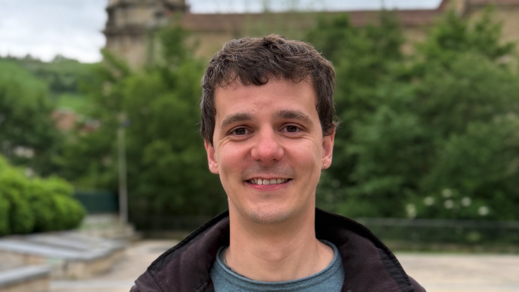 Juan Arroyabe: "Euskal musika entzutea eta kantuen hitzak itzultzea izan zen lehen pausoa"