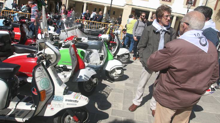 Toki ugaritako 90 Vespa eta Lambretta izan dira Elgetako topaketan