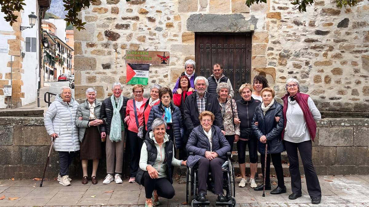 Aramaioko Lagunkoiak eta eguneko zentrokoek ibilaldia egin dute