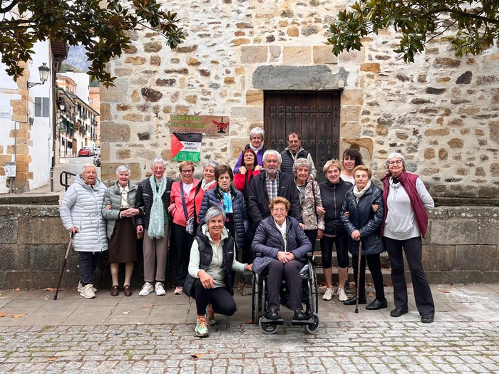 Aramaioko Lagunkoiak eta eguneko zentrokoek ibilaldia egin dute