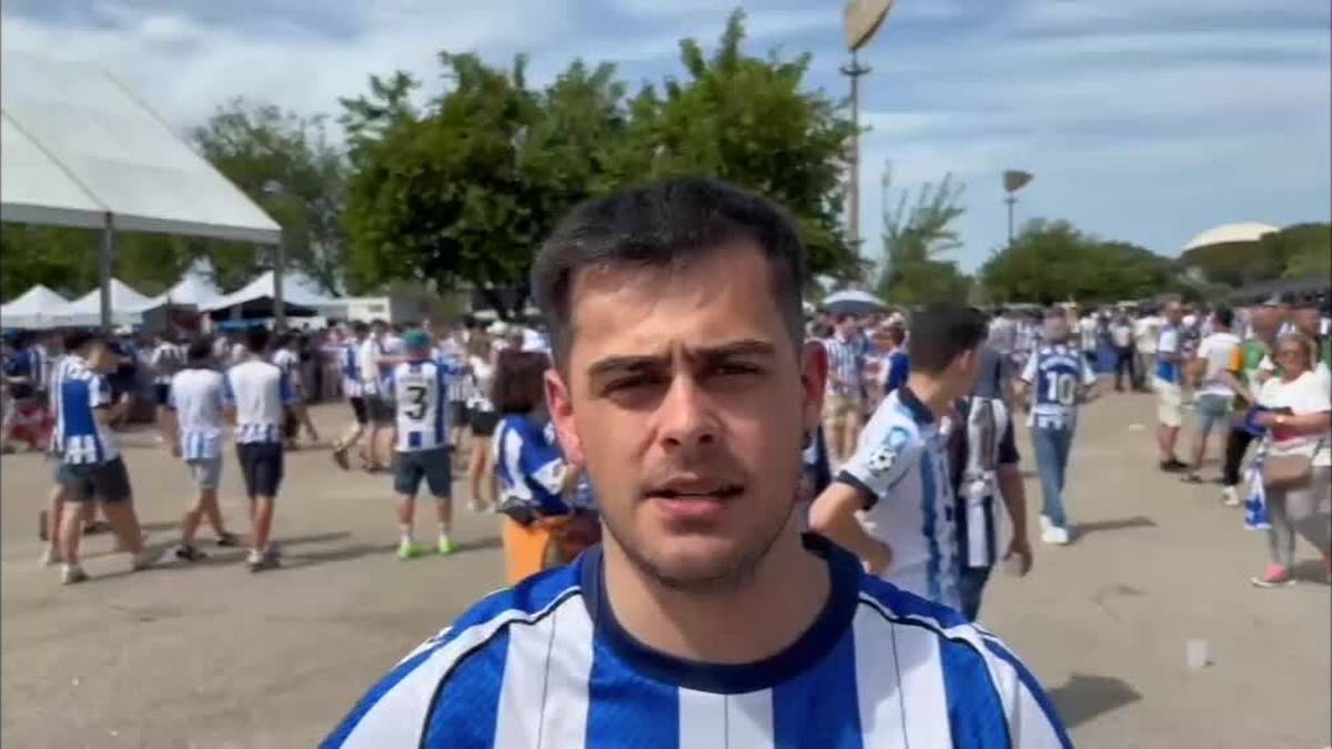 Sevillako kaleak txuri-urdinez jantzi dituzte realzaleek