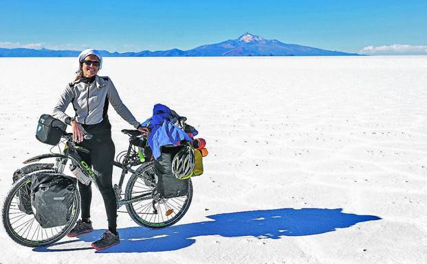 'Cordilleras y camara sobre una bicicleta' ikus-entzunezkoa