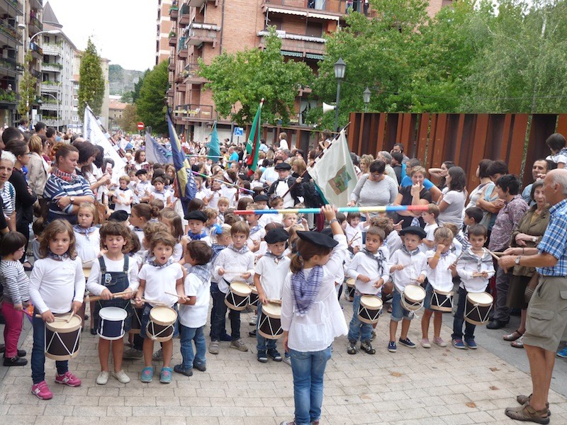 Giro bikainean ospatu dute San Martinetako haurren danborrada 
