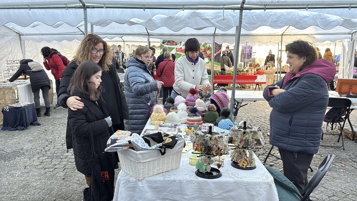 Bertako artisauen produktuak izan dira protagonista Eskoriatzako Gabonetako azokan