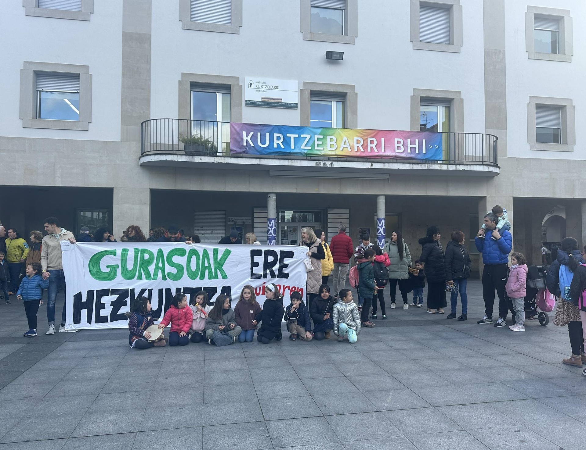 "Kalitatezko eskola publikoaren alde" protesta egin dute gurasoek Aretxabaletan