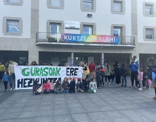 "Kalitatezko eskola publikoaren alde" protesta egin dute gurasoek Aretxabaletan