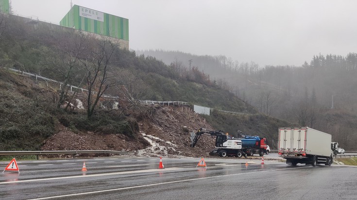 Trafikoan oztopoak eragin dituzte Epeleko eta Osintxuko lur-jausiek