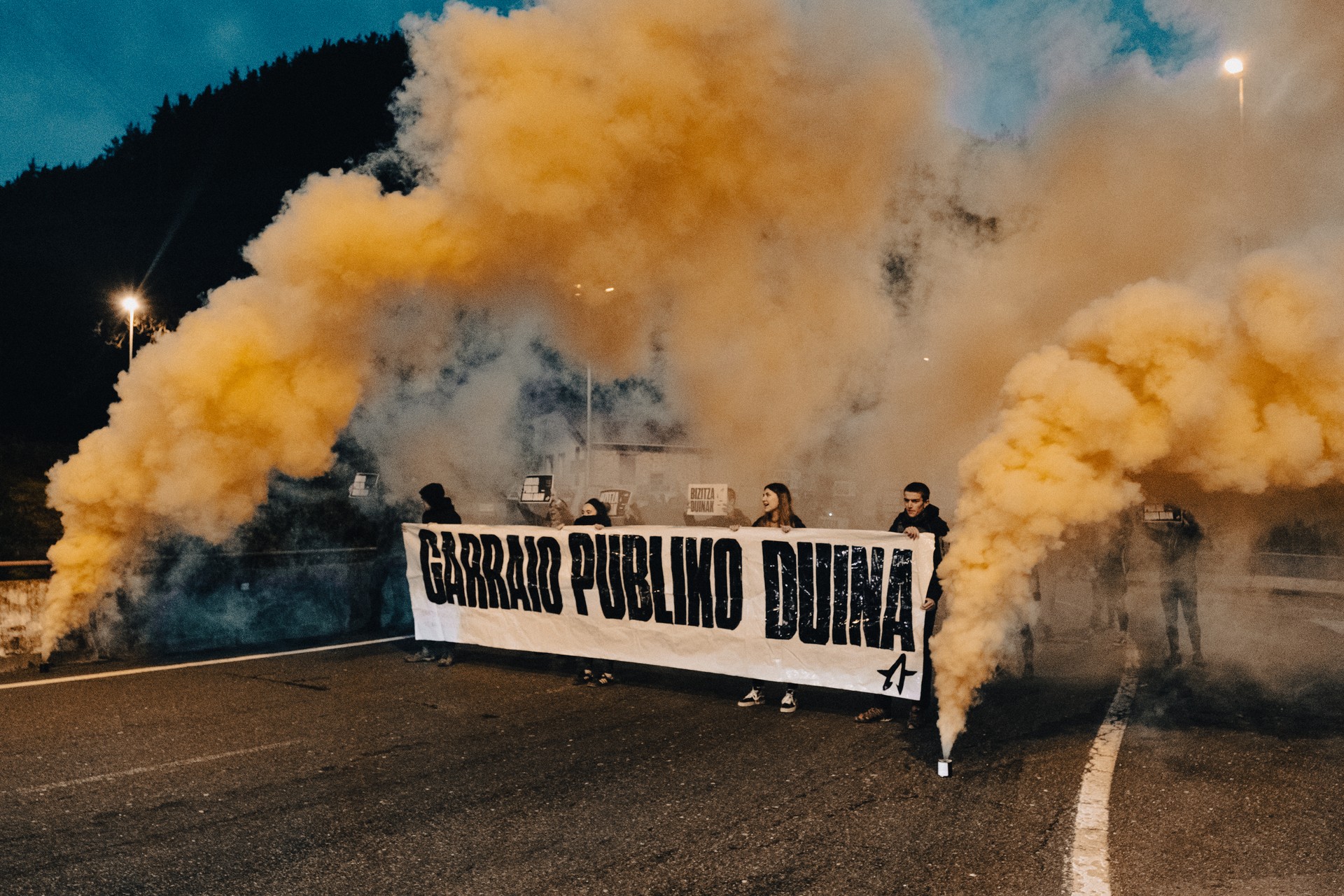Hainbat gaztek Elorregiko biribilgunea moztu dute garraio publiko "duina" eskatzeko