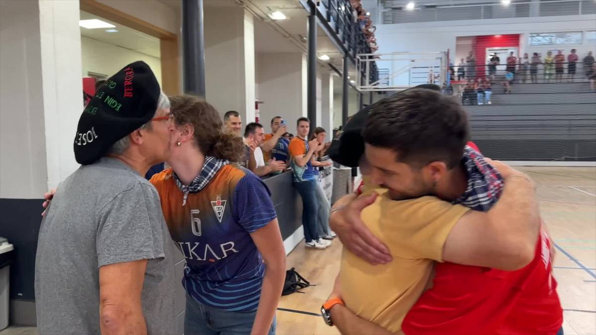 Josetxo Muniategiandikoetxea eta Juanlu Ruiz de la Cuesta, erabat hunkituta omenaldiarekin