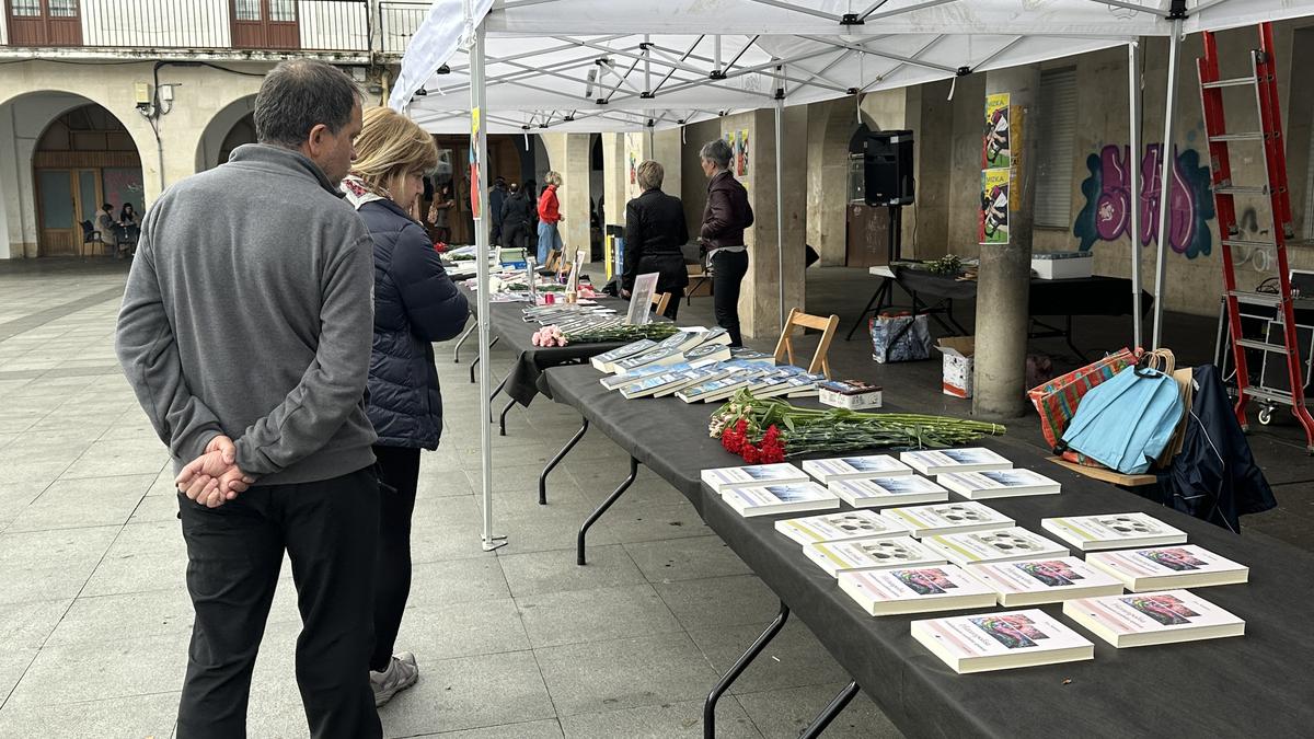 [AZKEN ORDUKOA] Bertan behera geratu da bihar, zapatua, Seber Altube plazan egin behar zuten Debagoieneko Literatura Azoka