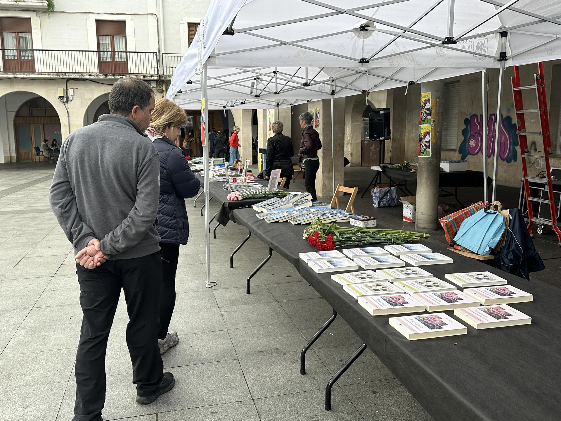 [AZKEN ORDUKOA] Bertan behera geratu da bihar, zapatua, Seber Altube plazan egin behar zuten Debagoieneko Literatura Azoka