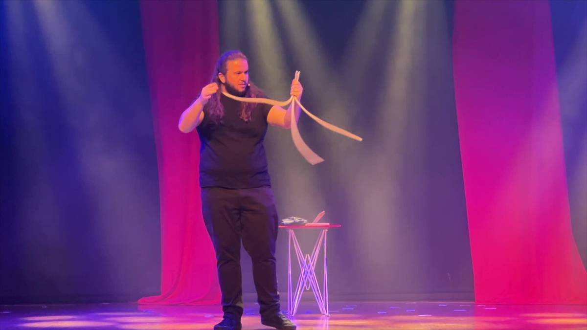 Ikusleak aho bete hortz, magoen trikimailuekin