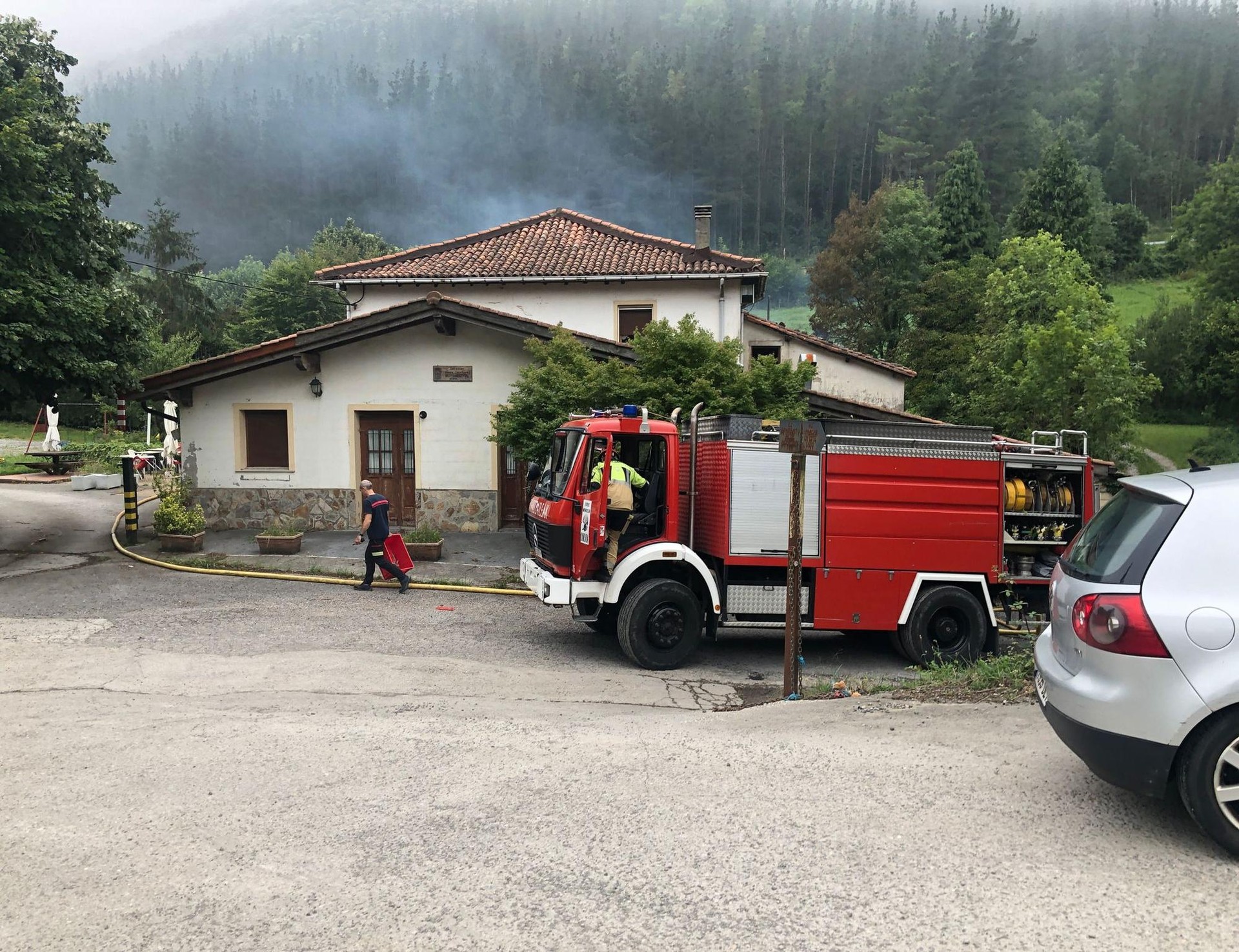 Gizonezko bat atxilotu dute, Sara jatetxean lapurreta egin eta sua piztea leporatuta