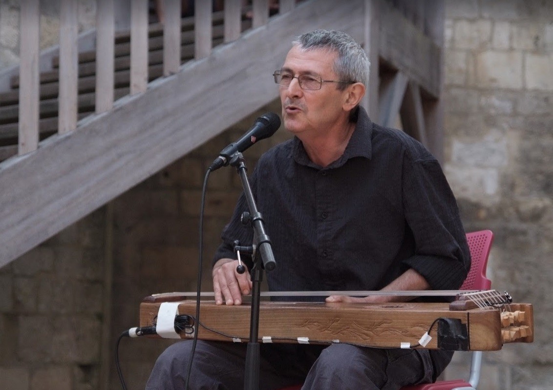 Joan Frances Tisner: "Elkar ezagutzeko komunikazio tresna dira bai dantza bai musika tradizionala "