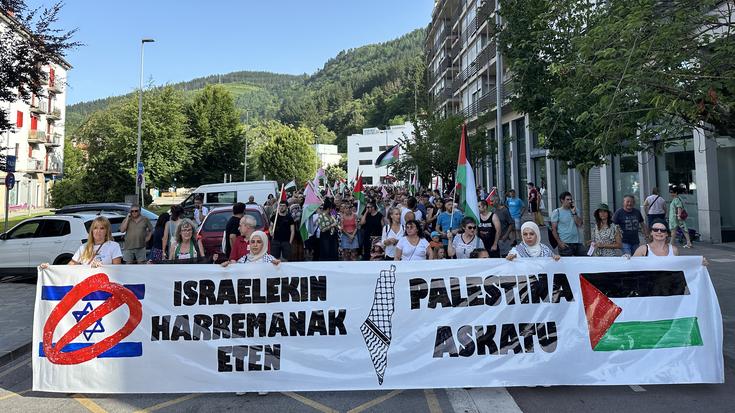 Palestinaren askatasunaren alde mobilizatu dira hainbat arrasatear