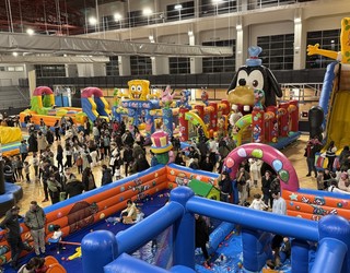 Nekatu gabe ibili dira haurrak eta gazteak Labegaraietako Gabonetako jolas-parkeko lehen egunean