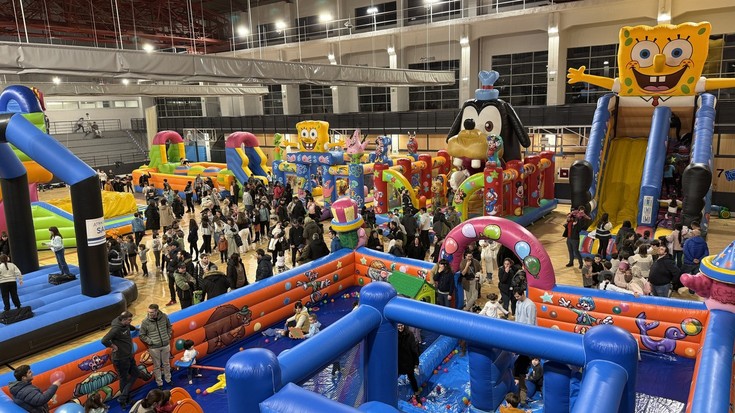 Nekatu gabe ibili dira haurrak eta gazteak Labegaraietako Gabonetako jolas-parkeko lehen egunean