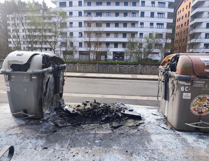 Hiru edukiontzi erre dituzte goizaldean Arrasaten