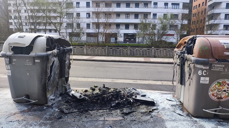 Hiru edukiontzi erre dituzte goizaldean Arrasaten