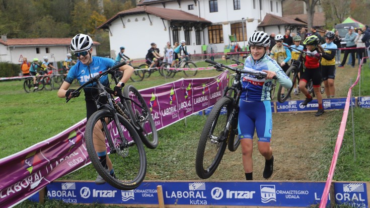 Ormaiztegiko ziklo-kros hastapen proban gozatu ederra hartu dute Dorletako Ama taldeko neska-mutikoek