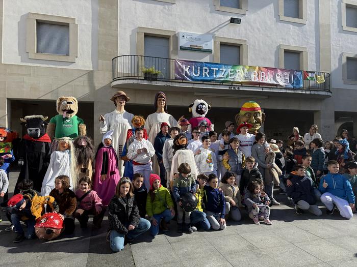 Txapel Txinek Aratusteetarako giroa piztu du Aretxabaletan