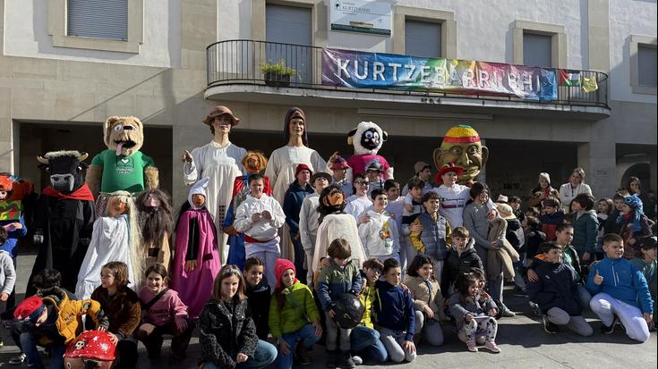 Txapel Txinek Aratusteetarako giroa piztu du Aretxabaletan