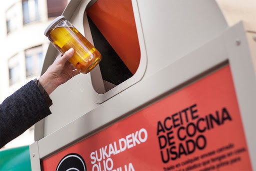 Olio bilketarako edukiontzi berriak  jarri dituzte