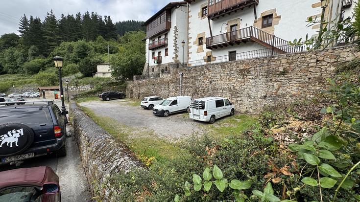 Soran-etxe atzeko aparkalekuko lanengatik, bihartik aurrera ezingo da aparkatu bertan