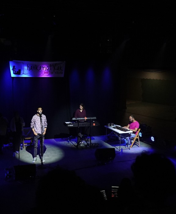 La Txamaren eta Bad Bunnyren doinuekin bertsotan