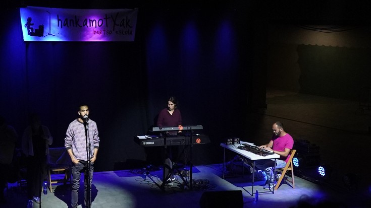 La Txamaren eta Bad Bunnyren doinuekin bertsotan