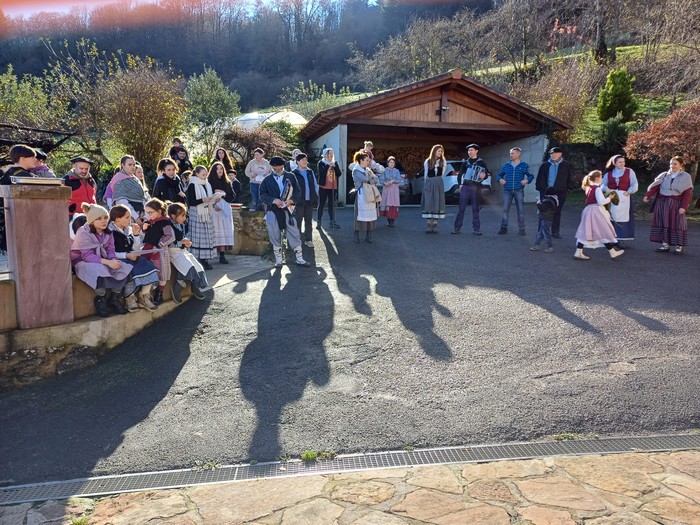 Egutegien banaketa Olentzero eta Mari Domingirekin