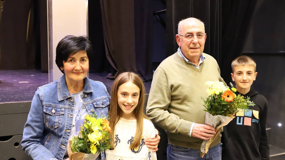 Aitona-amonen biografien lehiaketaren sari banaketak jendez bete du Zaldibar aretoa