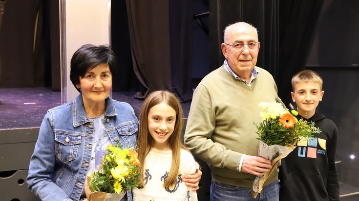 Aitona-amonen biografien lehiaketaren sari banaketak jendez bete du Zaldibar aretoa