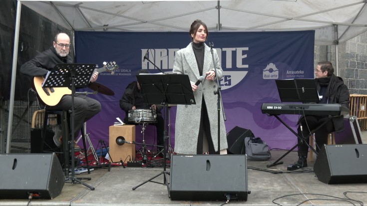 Nerea Gorostidik Blue Cats Band aurkeztu du herrikideen aurrean