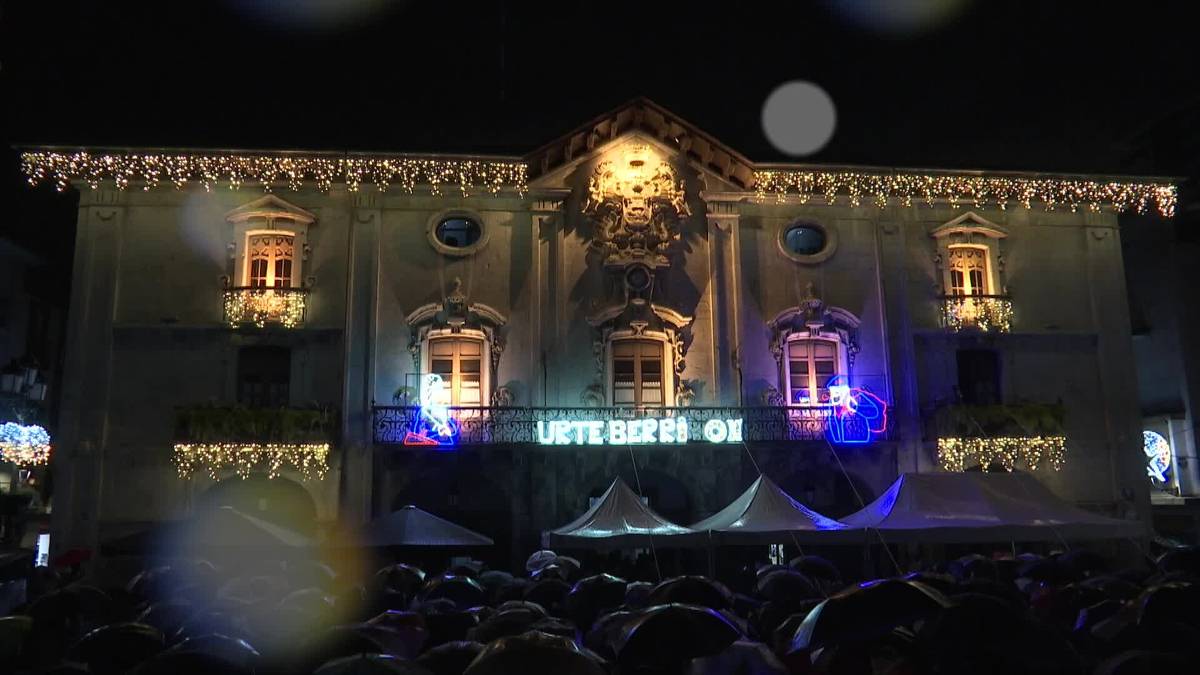 Gabon giroan murgildu dira arrasatearrak kaleetako argiak piztuta